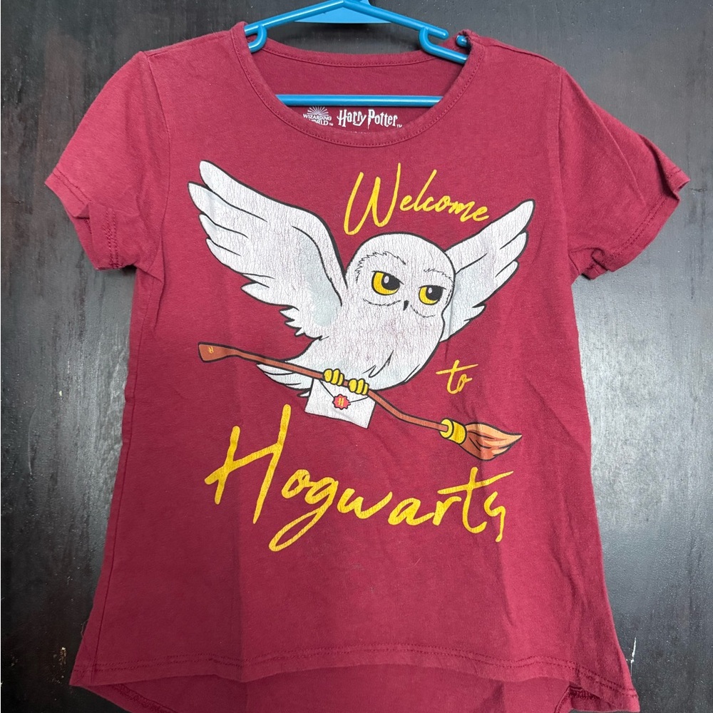 Harry Potter Red Hogwarts T-Shirt S size 7 small hedwig owl broom Hogwarts